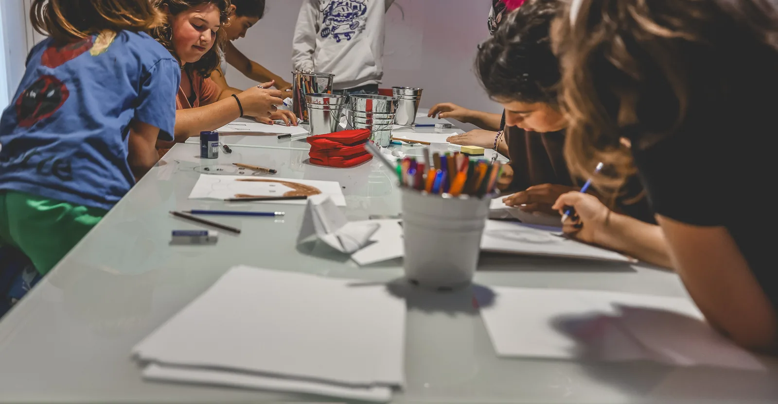 Des jeunes coopèrent autour d’un projet à l’Atelier
