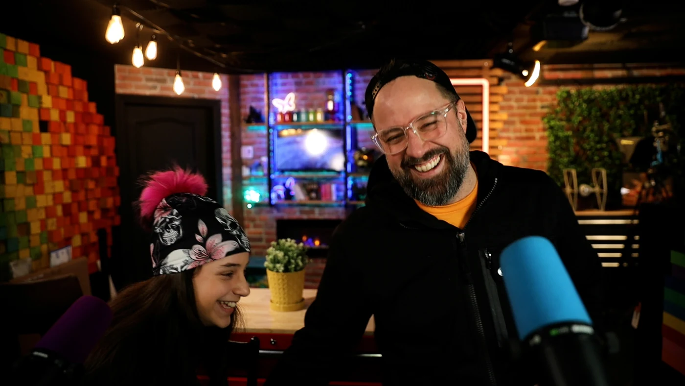 Patrice souriant dans le studio ACA