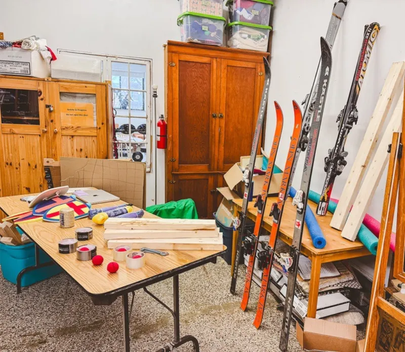L'Atelier de l'AcadémieCo avec le matériel utilisé pour construire et résoudre des défis