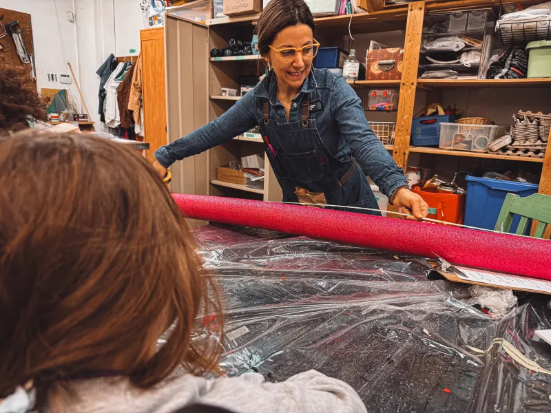 Caroline et une enfant mesurent une construction au Club de maths
