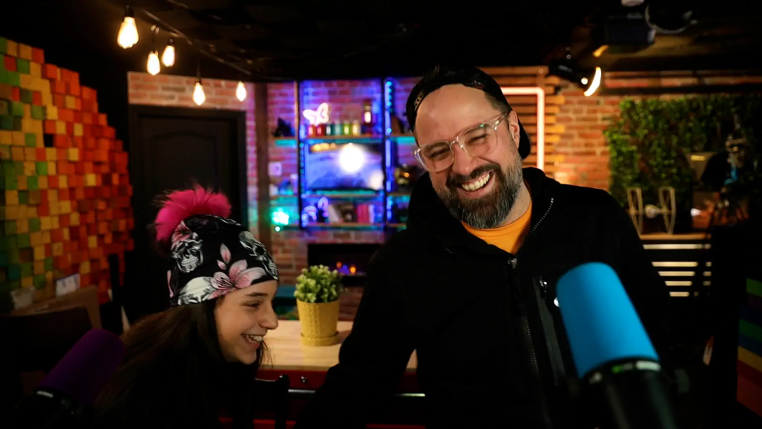 Pat et Livia dans le studio AcadémieCo en train de rire pendant un projet Initiative