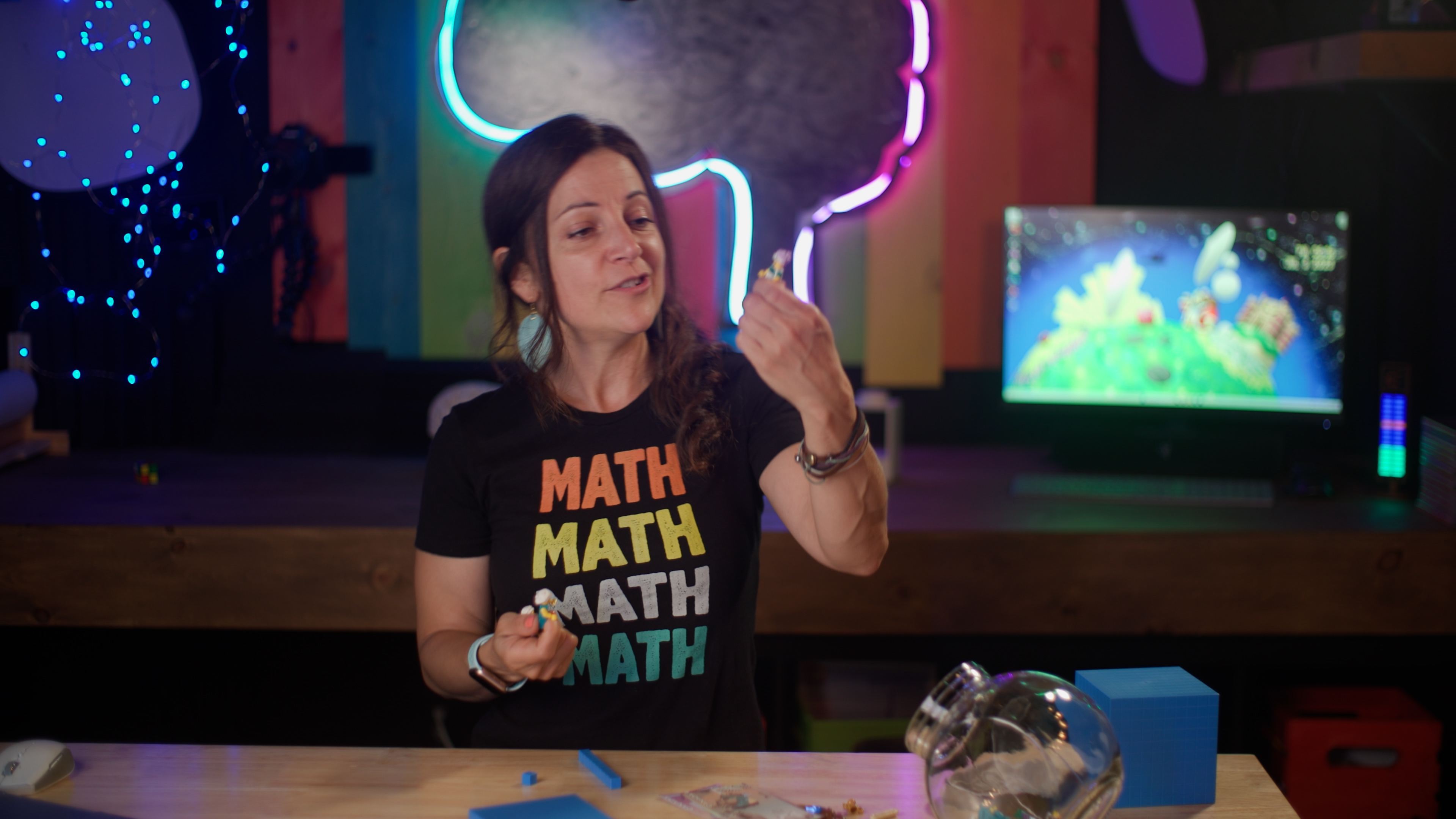 Caroline manipule du matériel de mathématiques dans le studio AcadémieCo.